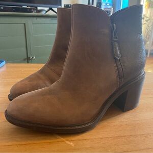EUC Clarks Tan Booties Size 8